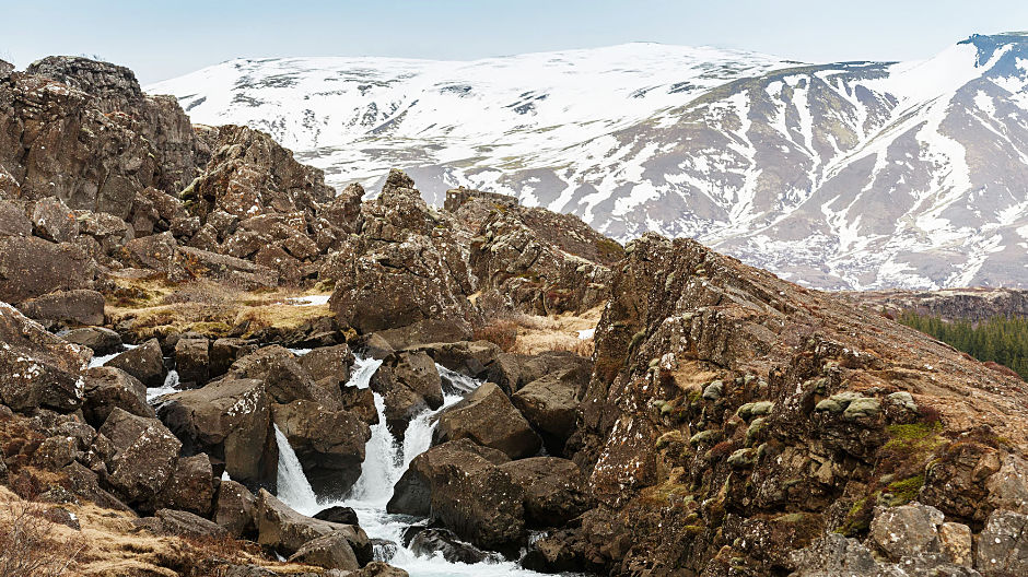 L'île des mythes et des volcans. Deuxième plus grande île d'Europe, l'Islande se caractérise par son activité volcanique et par l'omniprésence de l'eau. Pour la plupart des Islandais, le paysage désertique de leur pays abrite de nombreuses créatures féeriques.