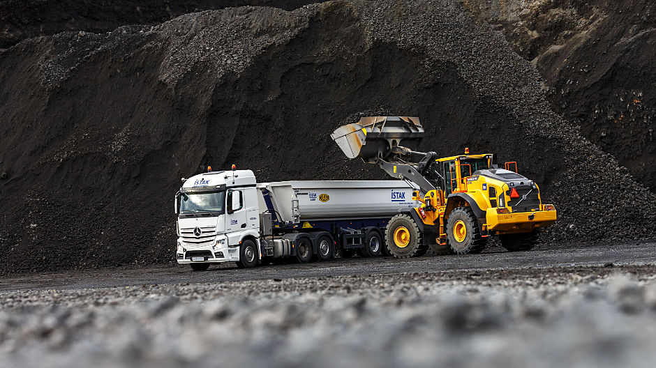 Voorbereidingen treffen. Met vier Arocs 2653 modellen vervoert de onderneming steengruis vanuit de eigen steengroeve naar de bouwplaats op de luchthaven Keflavik.