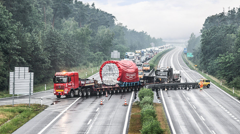 Ausnahmesituation. Der übrige Verkehr muss warten, während der Arocs 4163 S 8x4 bis 250 Tonnen von NOSRETI mit seiner gigantischen Ladung die Autobahn quert.