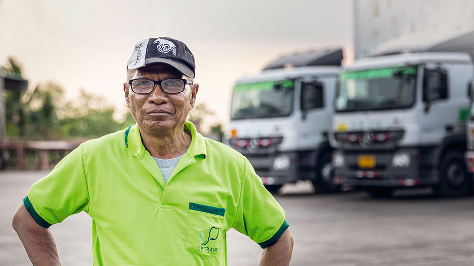 Dumni kierowcy ciężarówek. Actros od razu znalazł uznanie wśród kierowców pracujących w tej firmie.