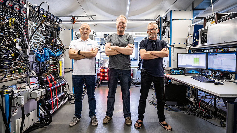 Hardware in the Loop (HIL). In dit laboratorium zijn de systemen van de nieuwe Actros door en door getest, onder meer door engineers Hans-Jürgen Gutmayer, Marco Rooney en Jan Wirnitzer (v.r.n.l.). 
