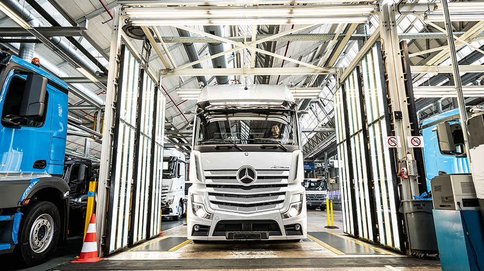 Innovaties standaard. De Actros-testtruck in de lichttunnel aan het eind van de eindmontagehal in de Mercedes-Benz fabriek in Wörth. 
