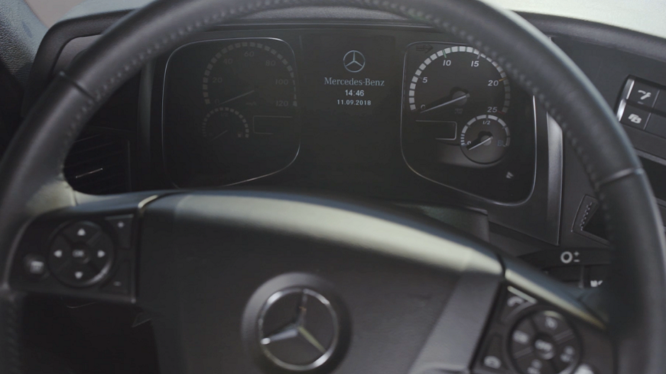 U stojícího vozidla je důležité míti zapalování v první poloze, tedy v poloze, kdy na displeji svítí logo Mercedes-Benz, čas a datum.