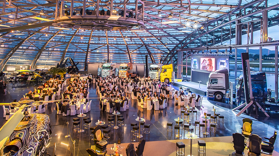 Das einzigartige Ambiente im Red Bull Hangar-7 bildet einen würdigen Rahmen für die 20 Jahre Actros Jubiläumsgala.