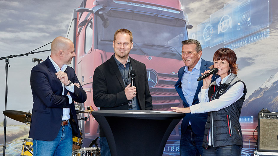 Heiko Selzam (Head of Trucks, Mercedes-Benz Österreich), Arno Grün (Geschäftsführer Kaposi Nutzfahrzeug GmbH) und Christian Ortner (Geschäftsführer Kaposi Nutzfahrzeug GmbH) stehen Evelyn Vysher (Moderatorin) Rede und Antwort.