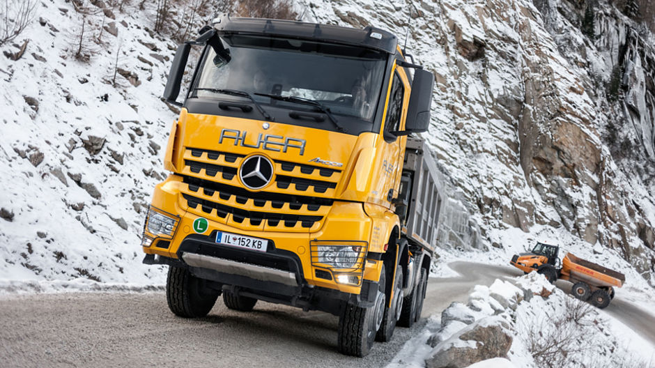 Auf verschneiten Schotterwegen bahnt sich der Arocs 4145 Allradkipper der Auer GmbH souverän seinen Weg.