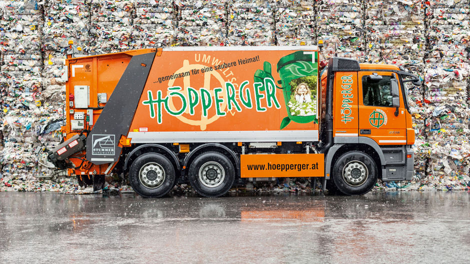 Die Höpperger GmbH & Co KG verarbeitet neben Kaffeekapseln auch Elektroschrott und sonstigen Abfall – der Actros übernimmt den Transport.