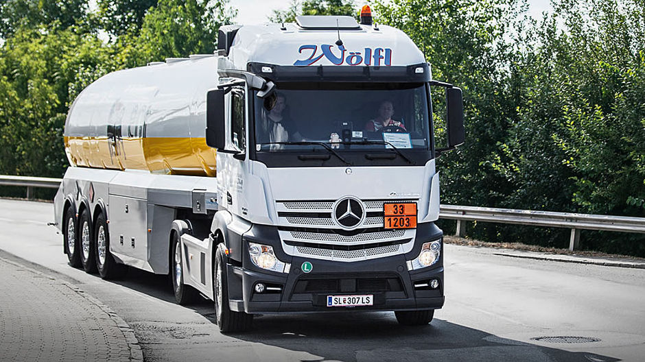 Der neue Actros hat sich bei der Andreas Wölfl GmbH als höchst effizienter Lkw herausgestellt – der Chef will in Zukunft noch weitere bestellen.