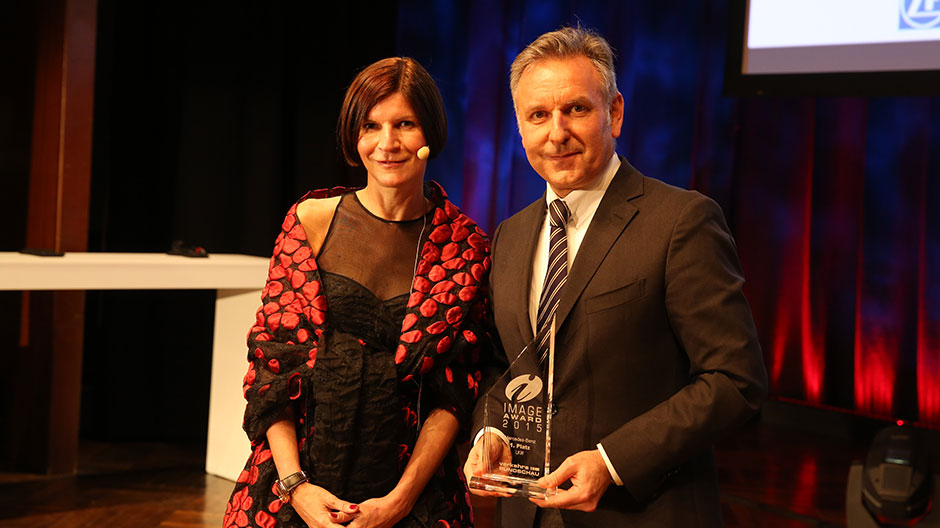 Birgit Bauer, Chefredakteurin VerkehrsRundschau, und Stefan Buchner, Leiter Mercedes-Benz Lkw, bei der Preisverleihung des Image Award 2015 in der Kategorie „Lkw“ der VerkehrsRundschau.
