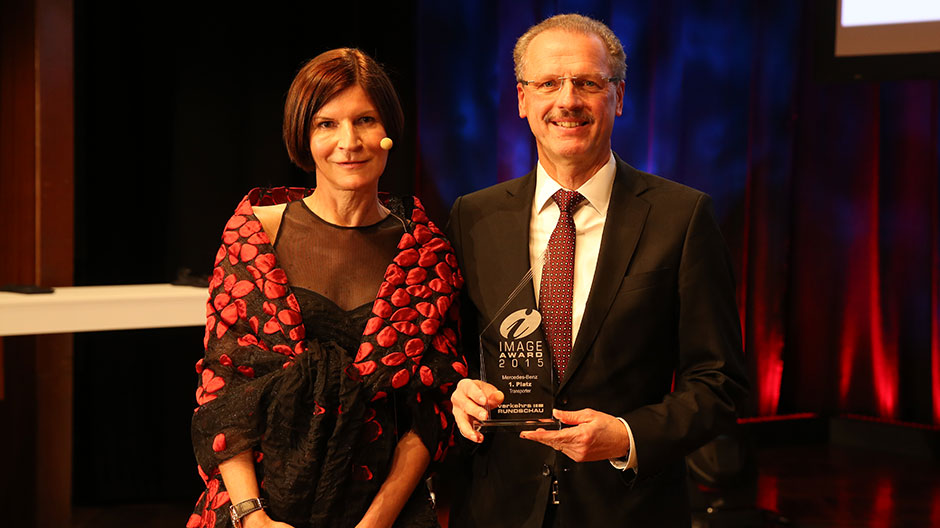 Birgit Bauer, Chefredakteurin VerkehrsRundschau, und Volker Mornhinweg, Leiter Mercedes-Benz Vans, bei der Preisverleihung des Image Award 2015 in der Kategorie „Transporter“ der VerkehrsRundschau.