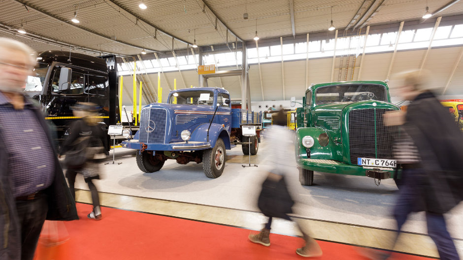 Auf der knapp 800 Quadratmeter großen Ausstellungsfläche von Mercedes-Benz Trucks ist immer was los.