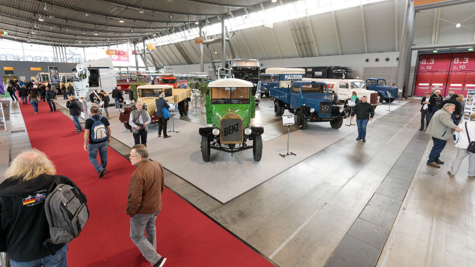 Die knapp 800 Quadratmeter Ausstellungsfläche von Mercedes-Benz Trucks zeigen ein ganzes Jahrhundert Lkw-Geschichte.