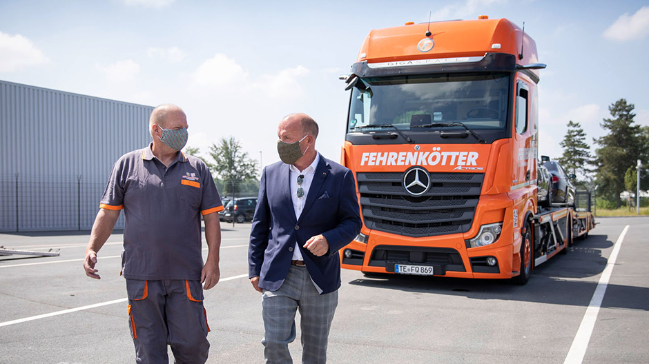 Spediteur Joachim Fehrenkötter mit Lkw-Fahrer Erlenfried Galuba und dessen neuem Mercedes-Benz Actros.