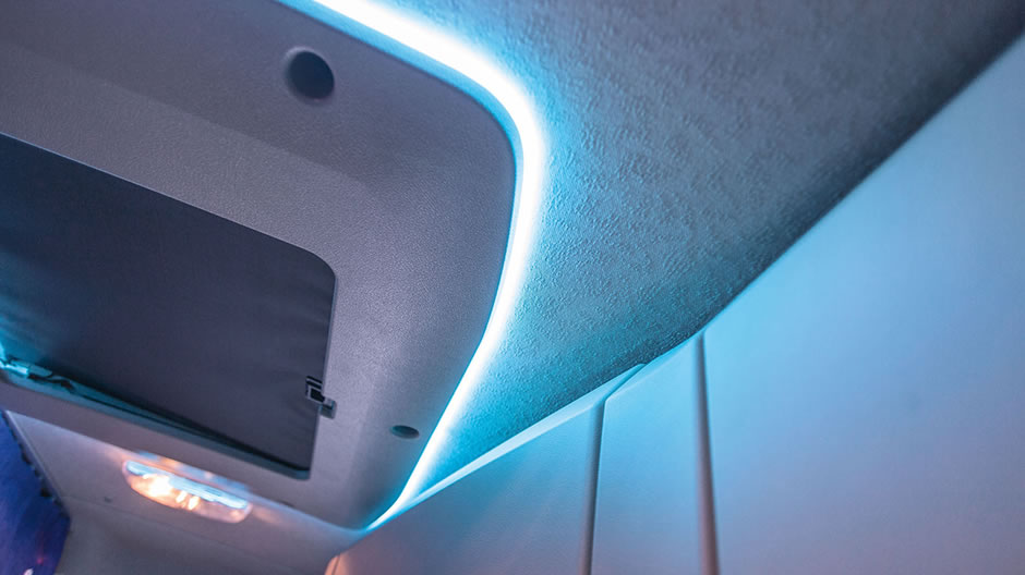 Es werde Licht. Die effektvolle Dachlukenbeleuchtung mit 138 LEDs bringt unterschiedliche Lichtstimmungen ins Fahrerhaus.