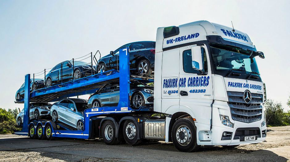 Mercedes-Benz Actros delivers for car transporter. - RoadStars