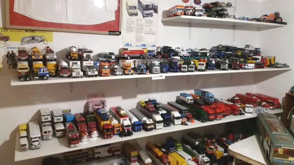 La colección de Amador alcanza las 480 piezas, entre las que encontramos varios vehículos, furgonetas y camiones Mercedes-Benz. 