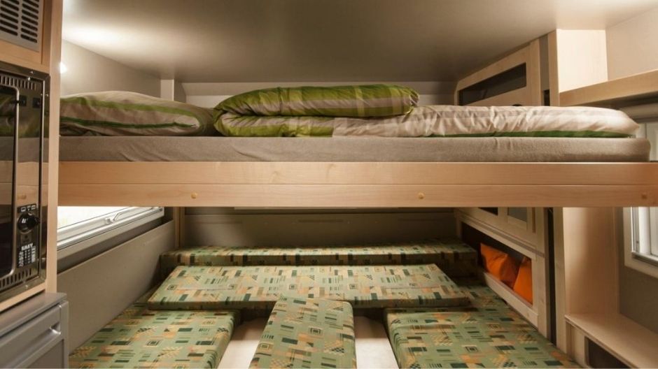 Una de las camas se eleva hasta el techo para dejar más espacio en el habitáculo.