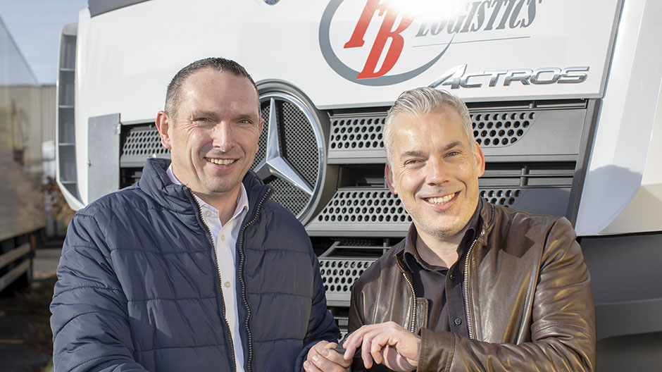 Jan Walraevens (à gauche), délégué commercial du Mercedes-Benz Truck Center Sint-Pieters-Leeuw, remet les clés d'un des 5 nouveaux Actros 1842 à Christophe Vandenberghe, Branch Manager de FB Logistics.