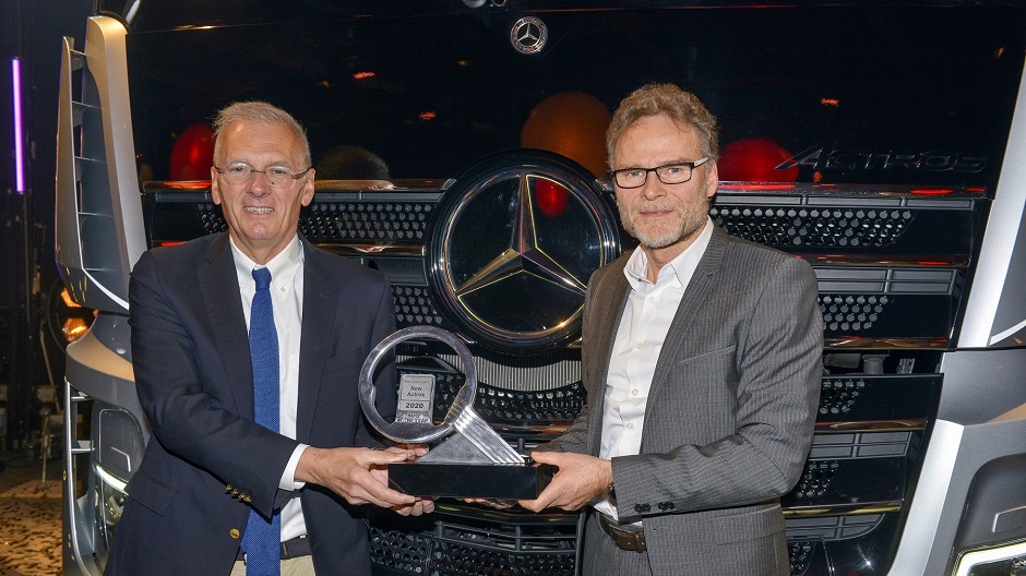 Gianenrico Griffini, président de l’International Truck of the Year (à gauche) et le Dr. Uwe Baake (à droite) à la soirée de gala du salon Solutrans.