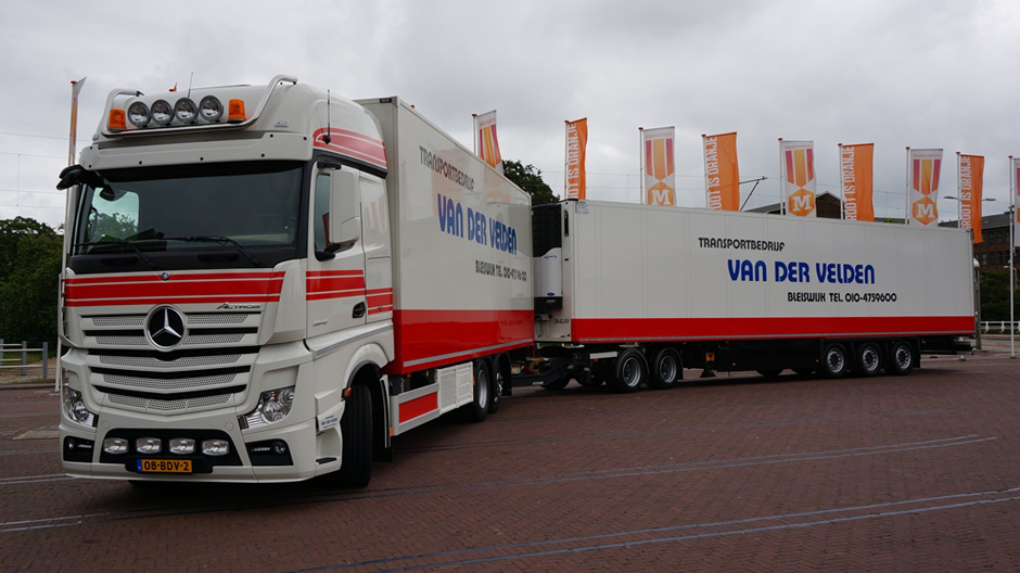 De 1000ste LZV in Nederland, overhandigd aan sierteeltvervoerder Van der Velden uit Bleiswijk. Minister Schultz van Haegen van Infrastructuur en Milieu woonde dit feestje persoonlijk bij.