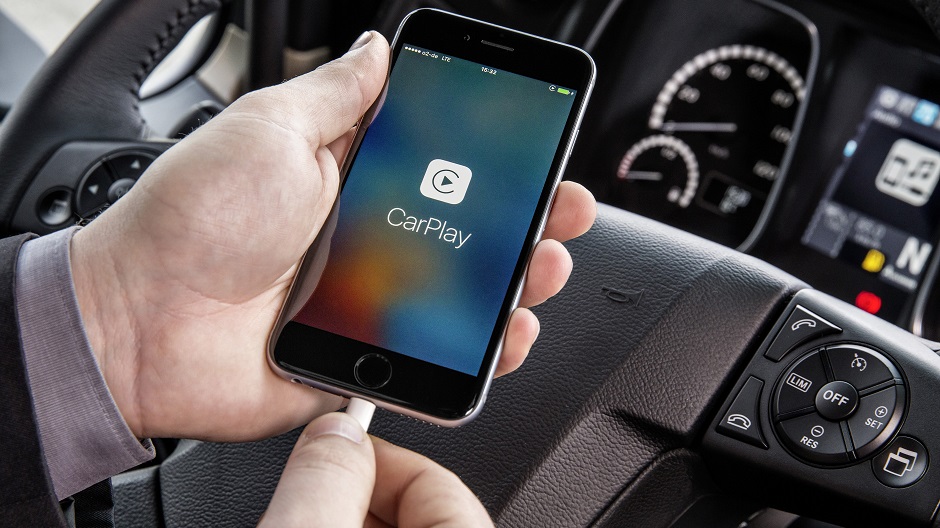 Aby swobodnie korzystać z systemu Apple CarPlay czy Android MirrorLink, smartfona należy podłączyć kablem USB